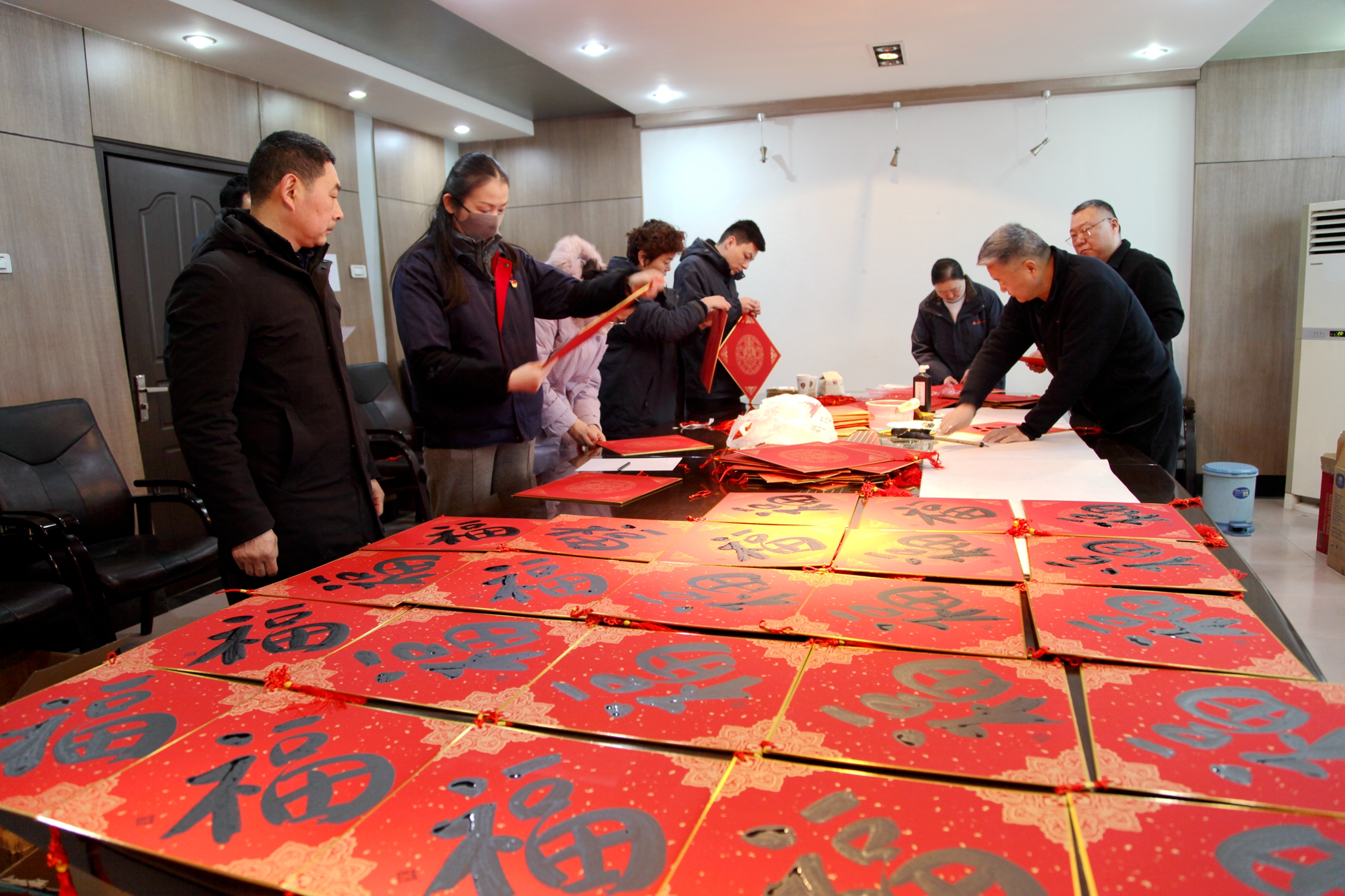 公司開(kāi)展“情暖新春?送春聯(lián)送節禮送溫暖”活動(dòng)